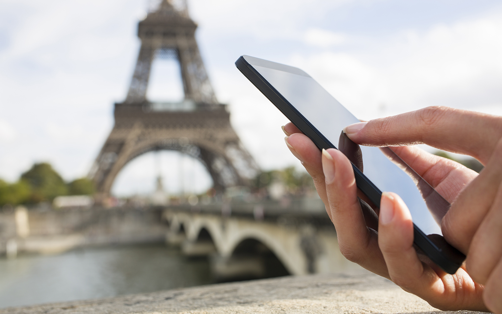 Close-up hand Female Cell phone Paris seine bridge message sms e-mail