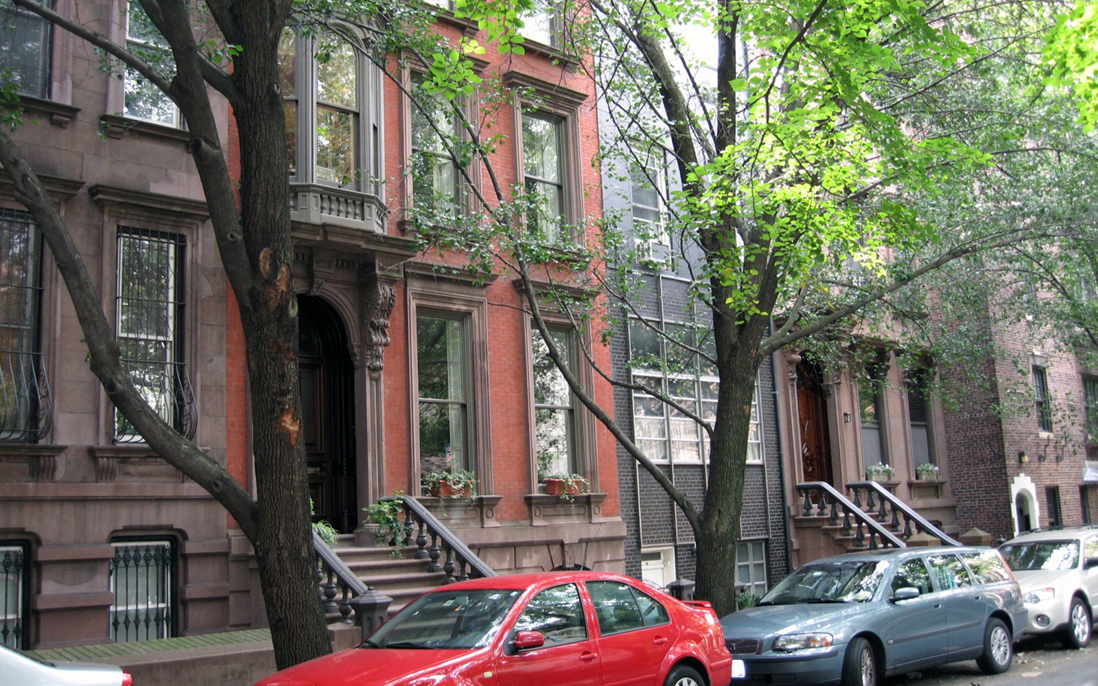 Brownstone rowhouses with a more modern building in the Brooklyn Heights neighborhood of the New York City borough of Brooklyn. (Sarah Bronin/UConn School of Law)