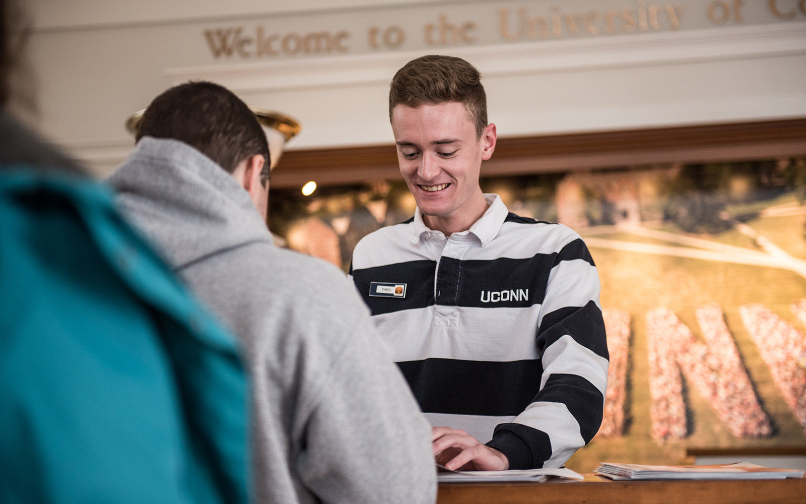 Theo Felopulos, engaging with prospective UConn students in his role as a Tour Guide for the University. (Nathan Oldham / UConn School of business)